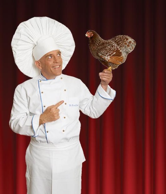 Maître Didian Poulet vor rotem Bühnenvorhang, Zwerghuhn Jaquiline auf der erhobenen Hand